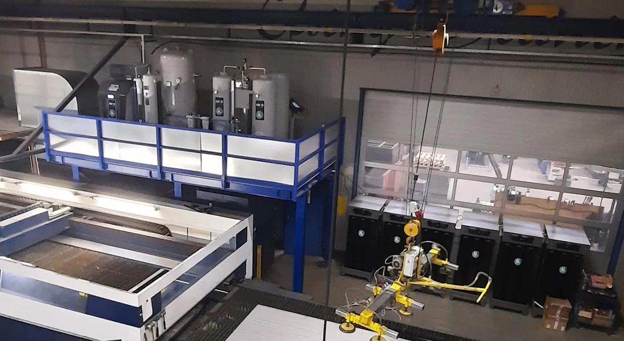 Installation in Kundenhalle   Stickstoffanlage von AIRCO.