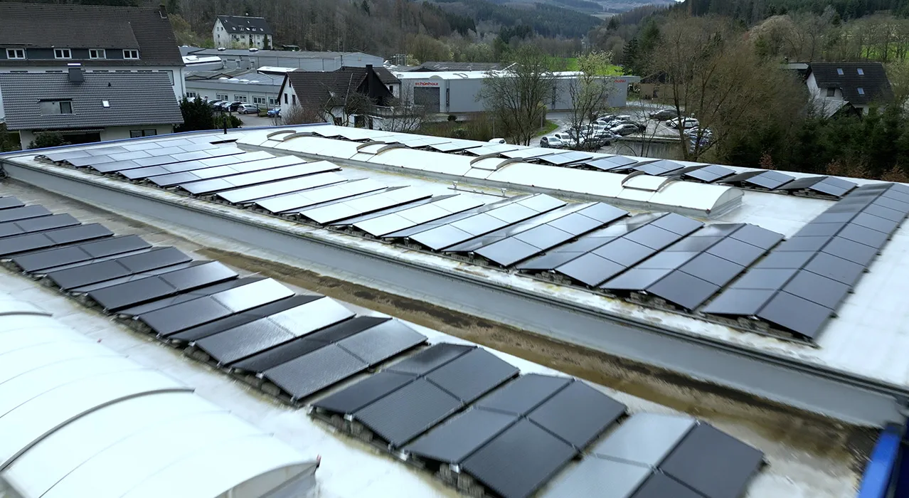 PV   Solaranlage bei SLT   sauberer Engerie zur Stickstofferzeugung.